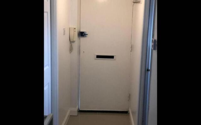 Small Modern Comfortable 2 Bedroom Apartment - Cmyr
