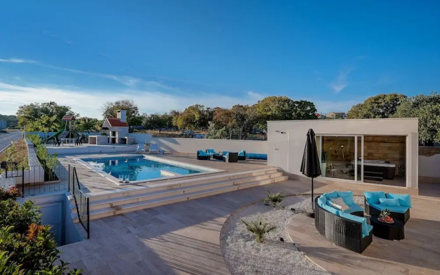 Inland villa Senses with pool and spa