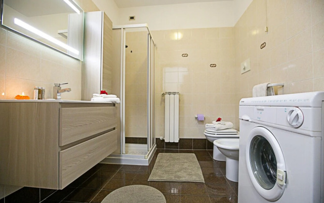 Borgo Degli Ulivi shared pool- 200m lake