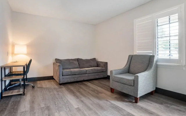 Super 8 by Wyndham Daleville/Fort Novosel