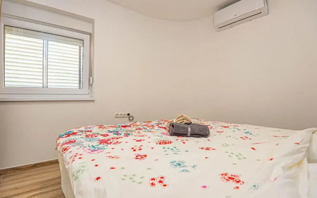 Nice Apartment in Brodarica With Wifi and 2 Bedrooms