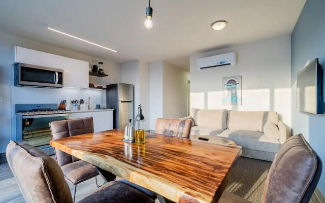 w Exceptional 1BR With Balcony in Casco View