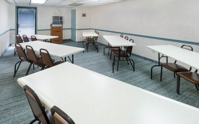 OYO Hotel Chapmanville Inn, WV - Hwy 119