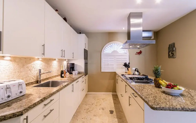 Gorgeous Mansion, Private Pool, Outdoor Kitchen!