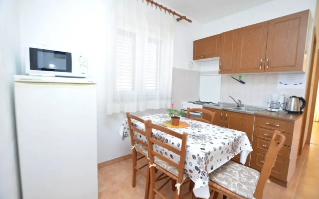 Apartment and Rooms Anton