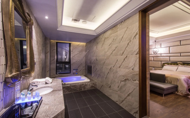 Uher Luxury Resort & Hotel