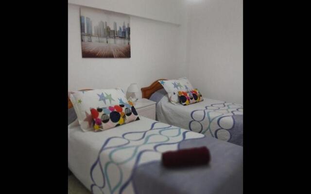 Deluxe 3 Bedroom Apartment, Balcony, 15 Minutes Walk To City And Beach Sys2