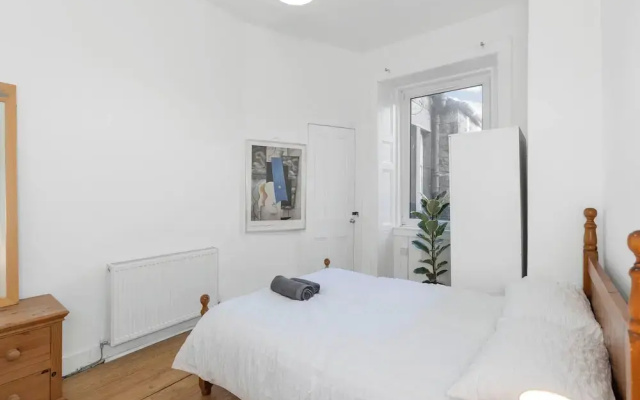 Bright 2 Bedroom Flat on Leith Walk