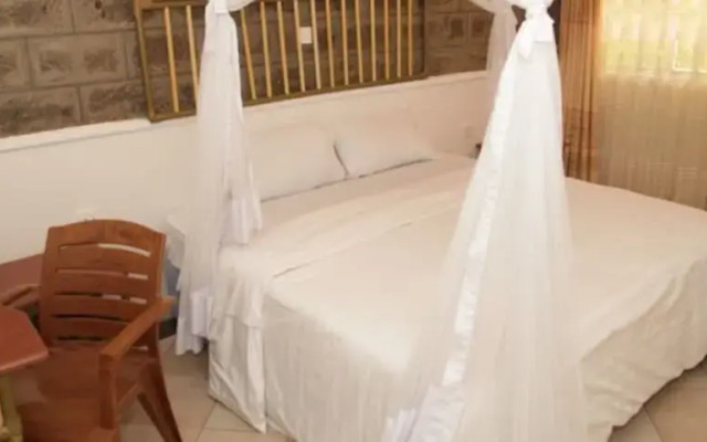 Trotters Hotel - Kenol