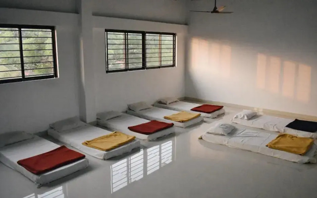 Iroomz Hotel Gananjaya - Hostel