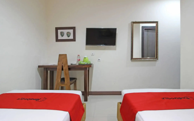 RedDoorz near UNS Solo