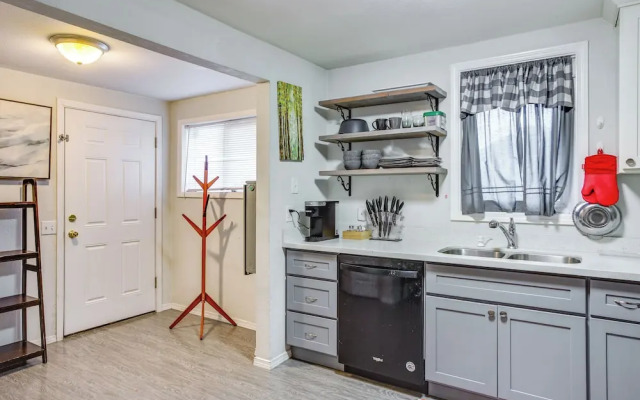 3 Mi to Dtwn Tacoma: Pet-friendly Home