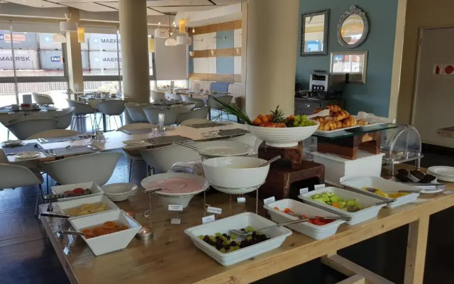 Harbour Bridge Suite 220