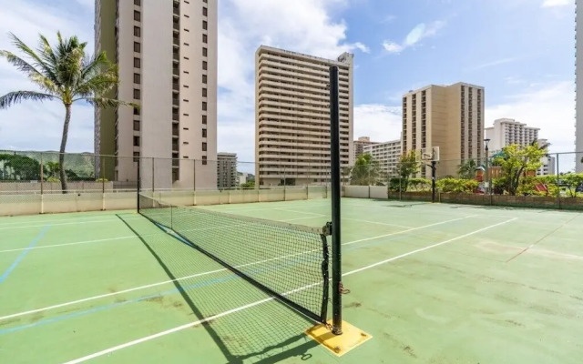 Waikiki Banyan W/ocean Views Free Parking