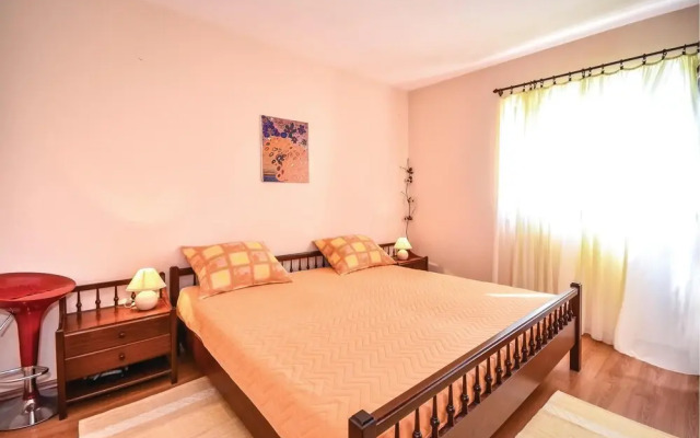 Beautiful Home in Mravince With Wifi and 2 Bedrooms