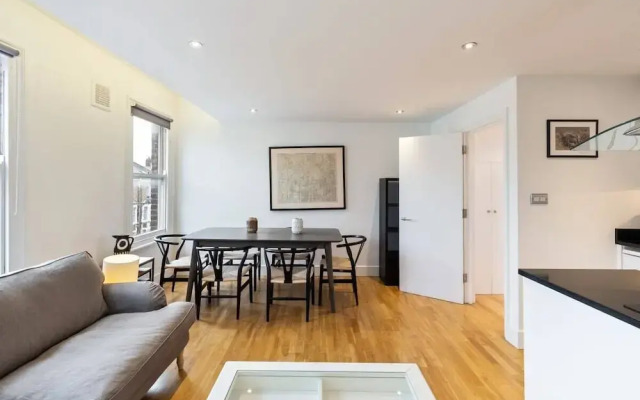 Modern & Cosy Three Bedroom Apartment in Queen's Park