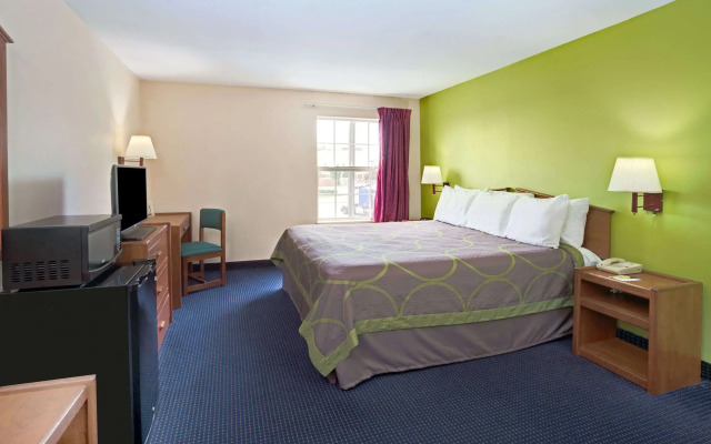 Super 8 by Wyndham Louisville/Expo Center