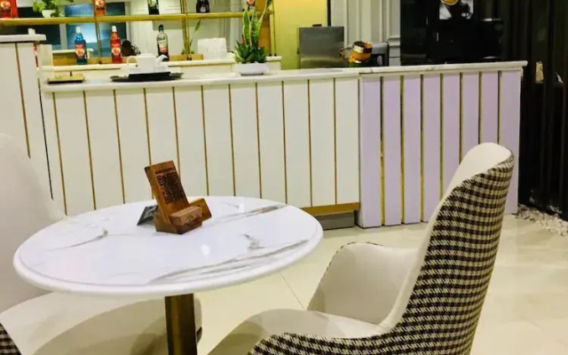 T E L E By Summerset Continental Hotel