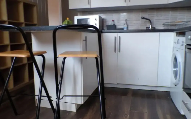 Chelsea Orange Apartment Sleeps10-petsok-parking