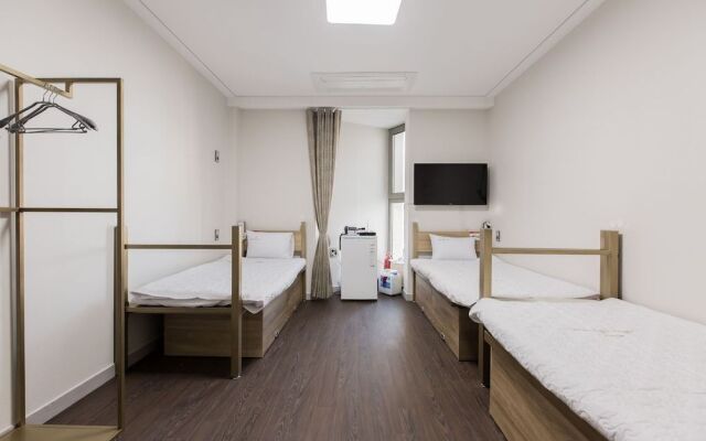 Shining Glory House - Hostel