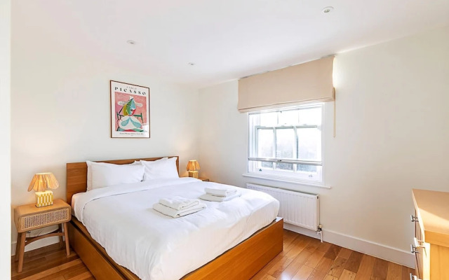 Stylish Chelsea Flat With Luxe Comfort & Charm