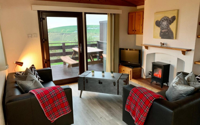 Lodge Cabin with Fabulous Views - Farm Holiday