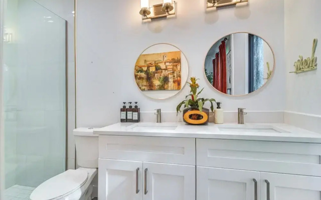 Modern Tampa Townhome Near Midtown WFH Friendly