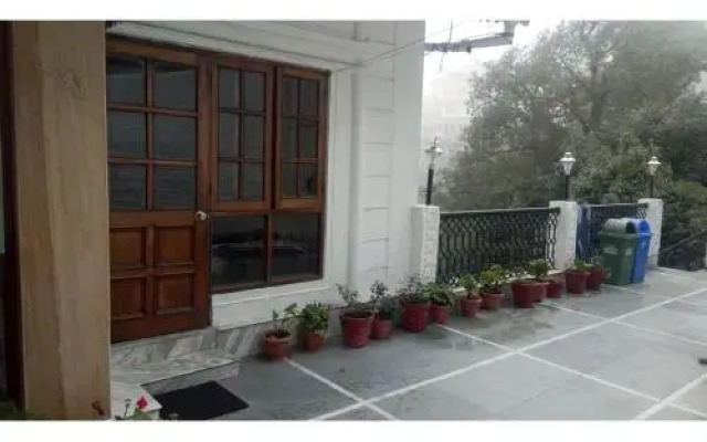 Pleasant Stay Near Library