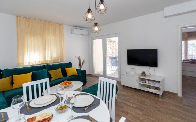 Stunning Apartment in Komarna With Wifi and 3 Bedrooms