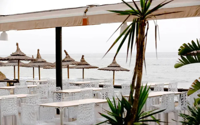 Suitur beachfront duplex with pool and sea views