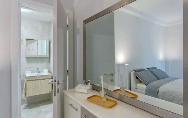 Brand New Designer Finished Apartment, Central Location