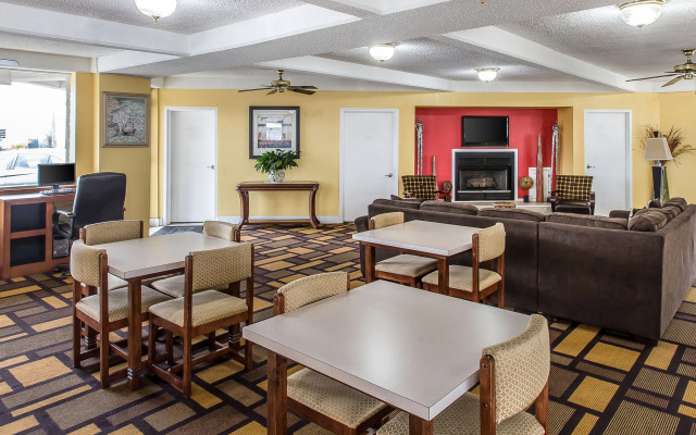 Econo Lodge Byron near Historic District - Warner Robins