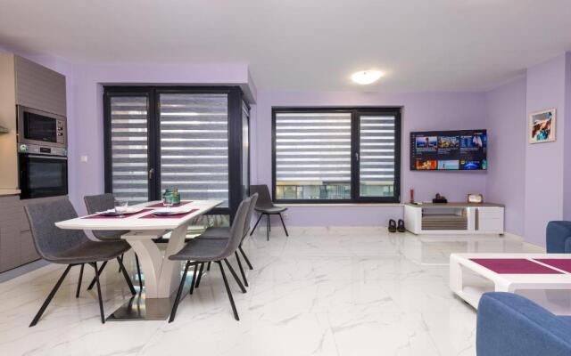 The Purple 1DB Apartment with a Parking Spot