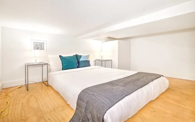 The Main 202 Central Modern Mezzanine Liv MTL