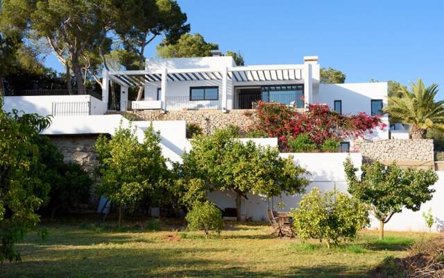 Posh Holiday Home With Pool, Library & Scenic Views in Jesus