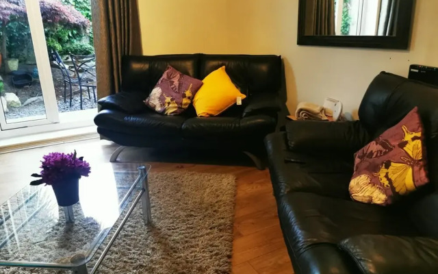 Fabulous,3 bedrooms, garden, hot tub, sleeps 8.
