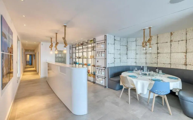 Superb Seafront Family Apartment