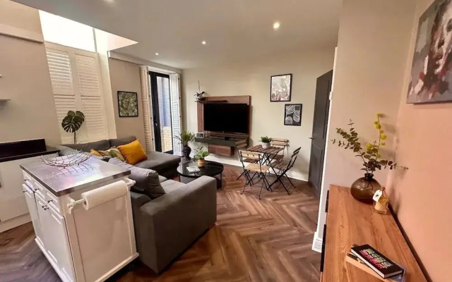 Stylish modern flat in SW London