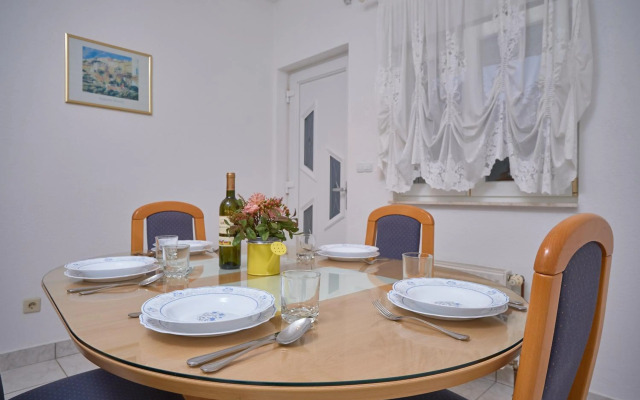 M Entire floor in a spacious house with pool