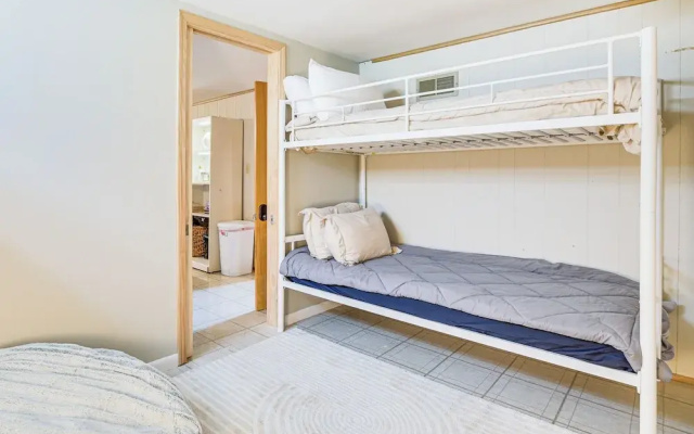 Pet-friendly Abode, 2 Mi to Dtwn Evanston!