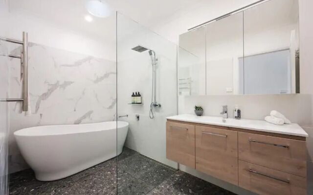 Waratah Up Douro - Your Innkeeper Mudgee