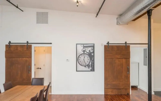 Luxurious Million-dollar Condo w/ Perfect Location