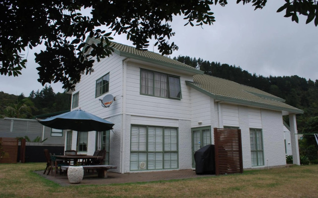 Kiwi Kuta with direct beach access - Matarangi Holiday Home