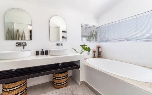 Flamingo Villa Beach Pool Luxury Solar Back Up