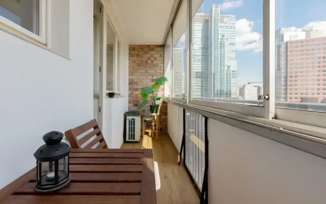 Warsaw City View Apartment by Renteres