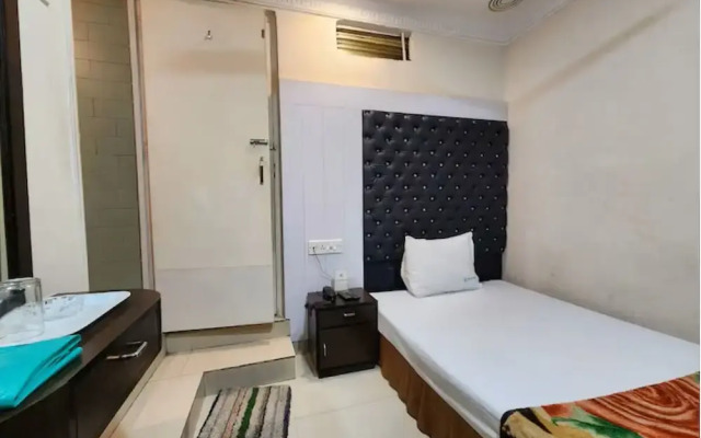 ZO Rooms Esplanade SN Banerjee Road