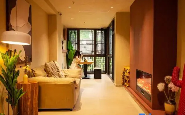 Qingyu Designer Riverview Homestay (Fenghuang Ancient Town Hongqiao Branch)