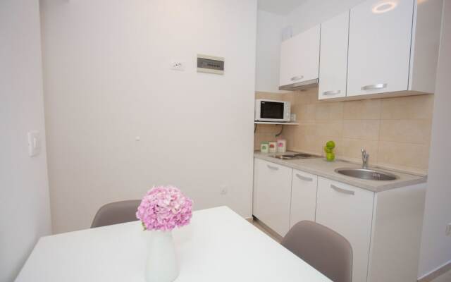 Summer Lounge Apartments