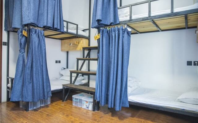 Zeako Youth Hostel