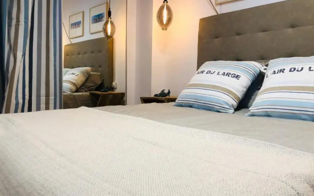 5 min walk from Yumbo! 128